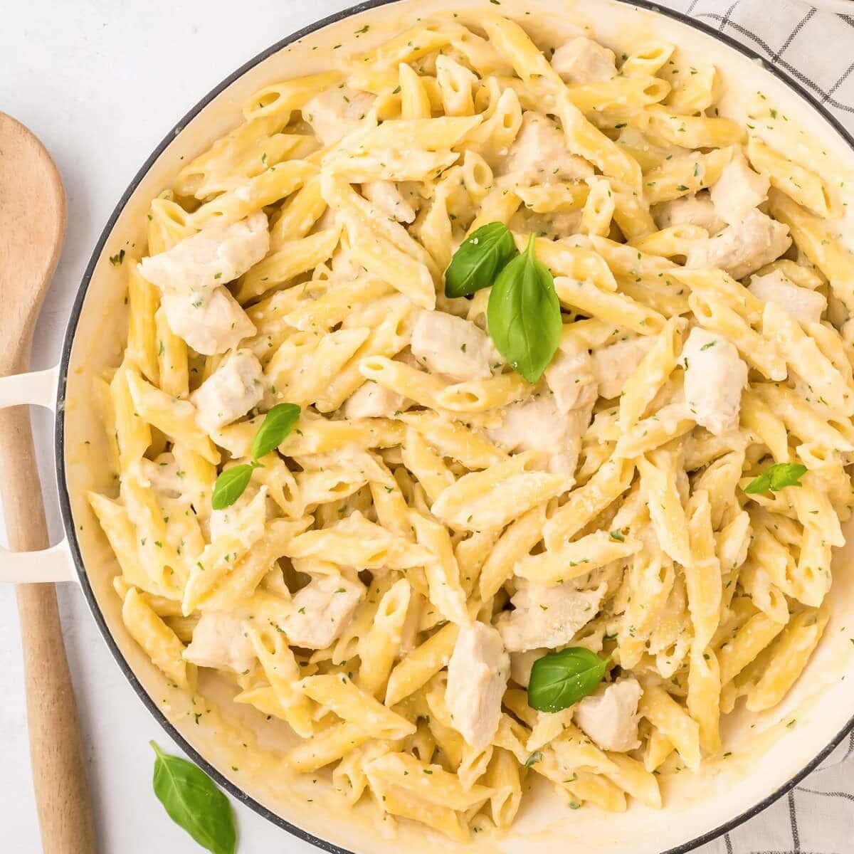 Close up image of chicken penne pasta in bowl.