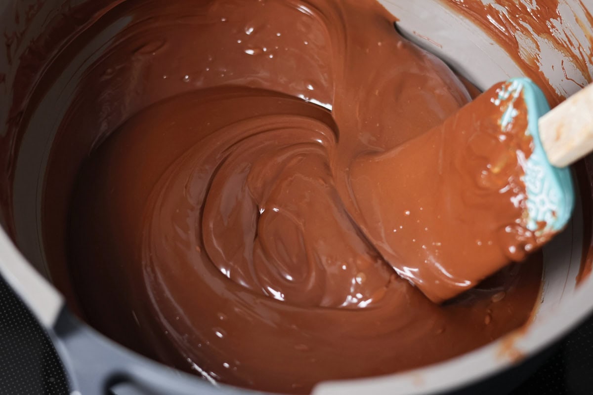 Creamy topping for peanut butter bars in pot.