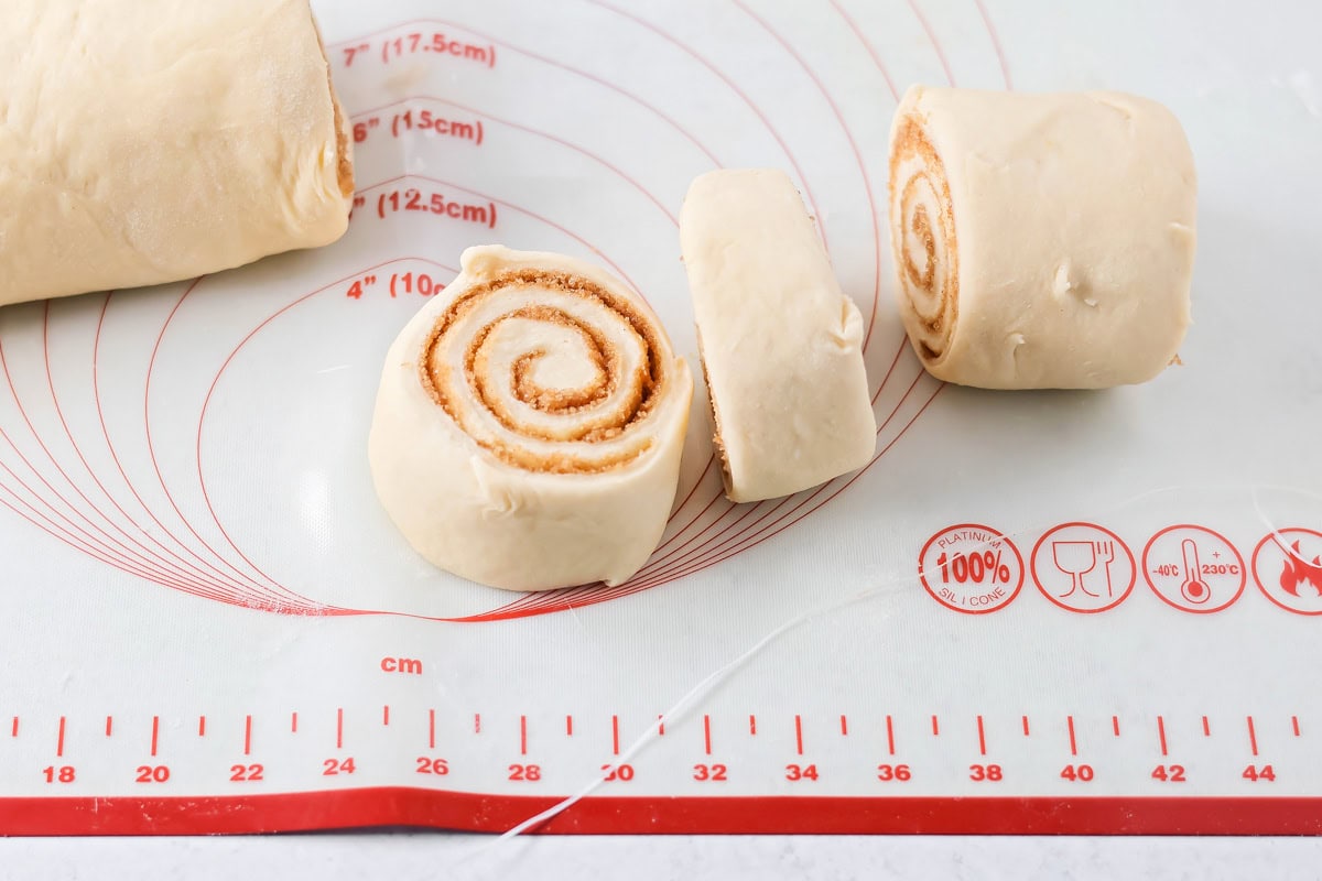 Slices of easy cinnamon rolls on Siplat.