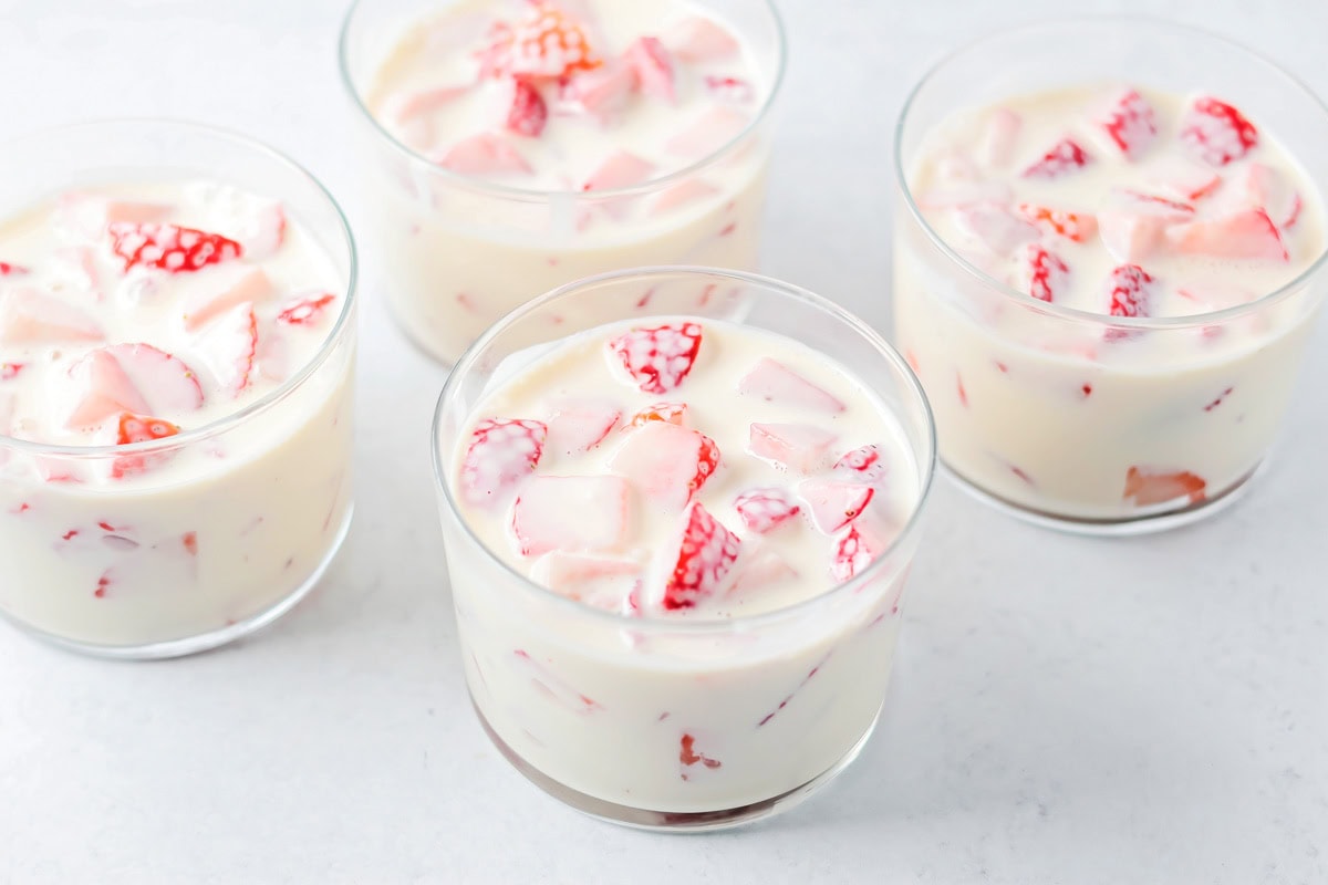 Fresas con Crema mixes strawberries with a silky vanilla cream. This 10-minute, no-bake dessert chills into spoonable perfection. Filling the glass dishes with more strawberries and cream.