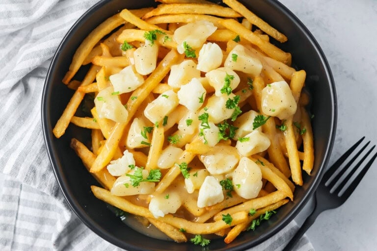 Poutine recipe in a black bowl.