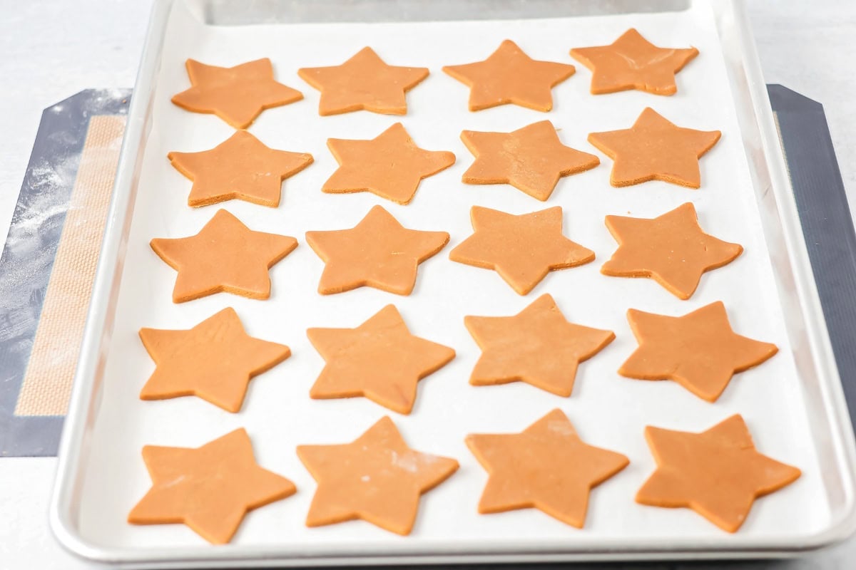 Star pepparkaka cookies ready to be baked.