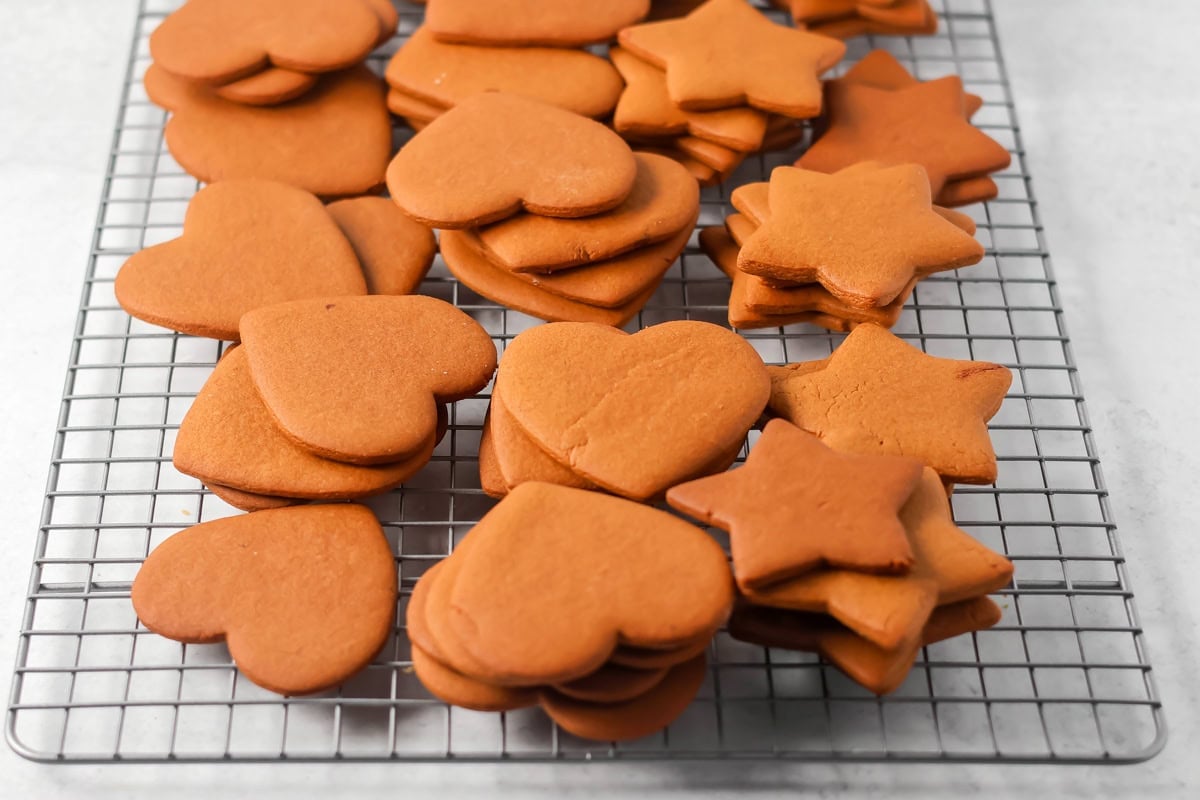 Shaped pepparkaka cookies on a cooling rack.